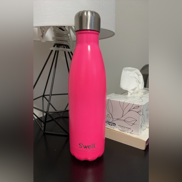 SWELL hot pink water bottle - Picture 1 of 3